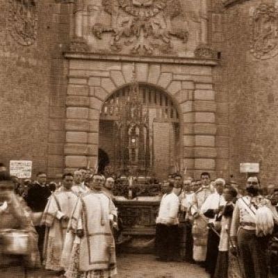 La Custodia saliendo por la puerta de Bisagra en 1926